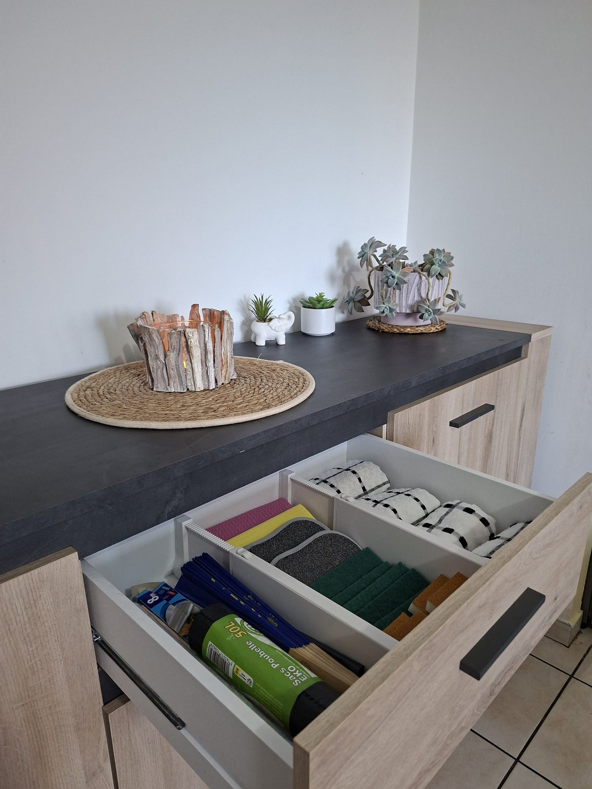 Séparateurs de tiroir ajustables installés dans un grand tiroir de cuisine, 3 compartiments stables